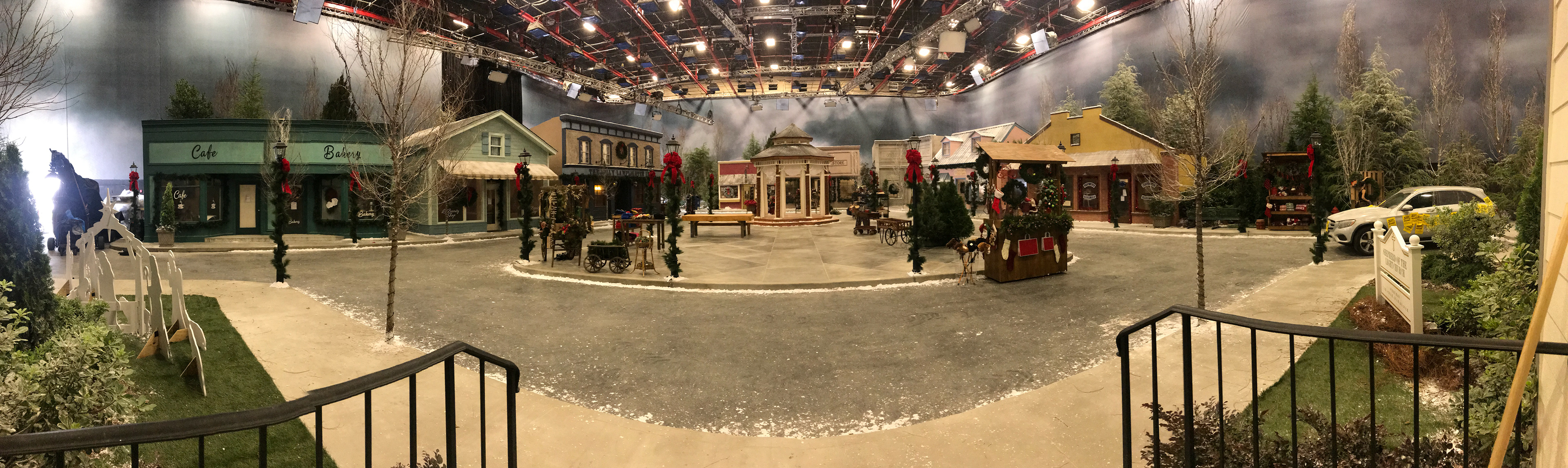 TOWN SQUARE SET