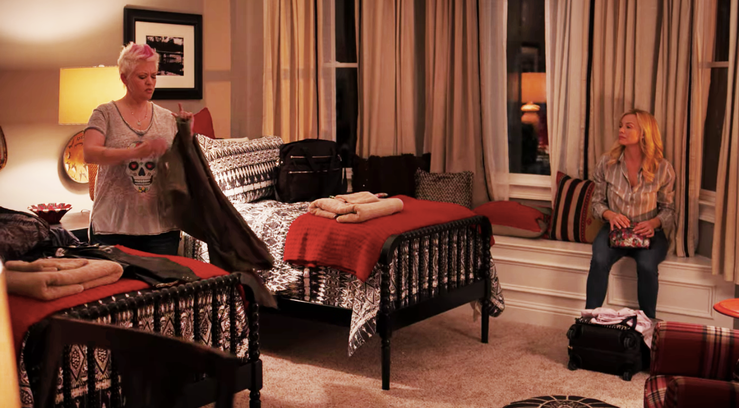 SCARLETT'S HOUSE INTERIOR - MONICA AND BITSY'S ROOM SET