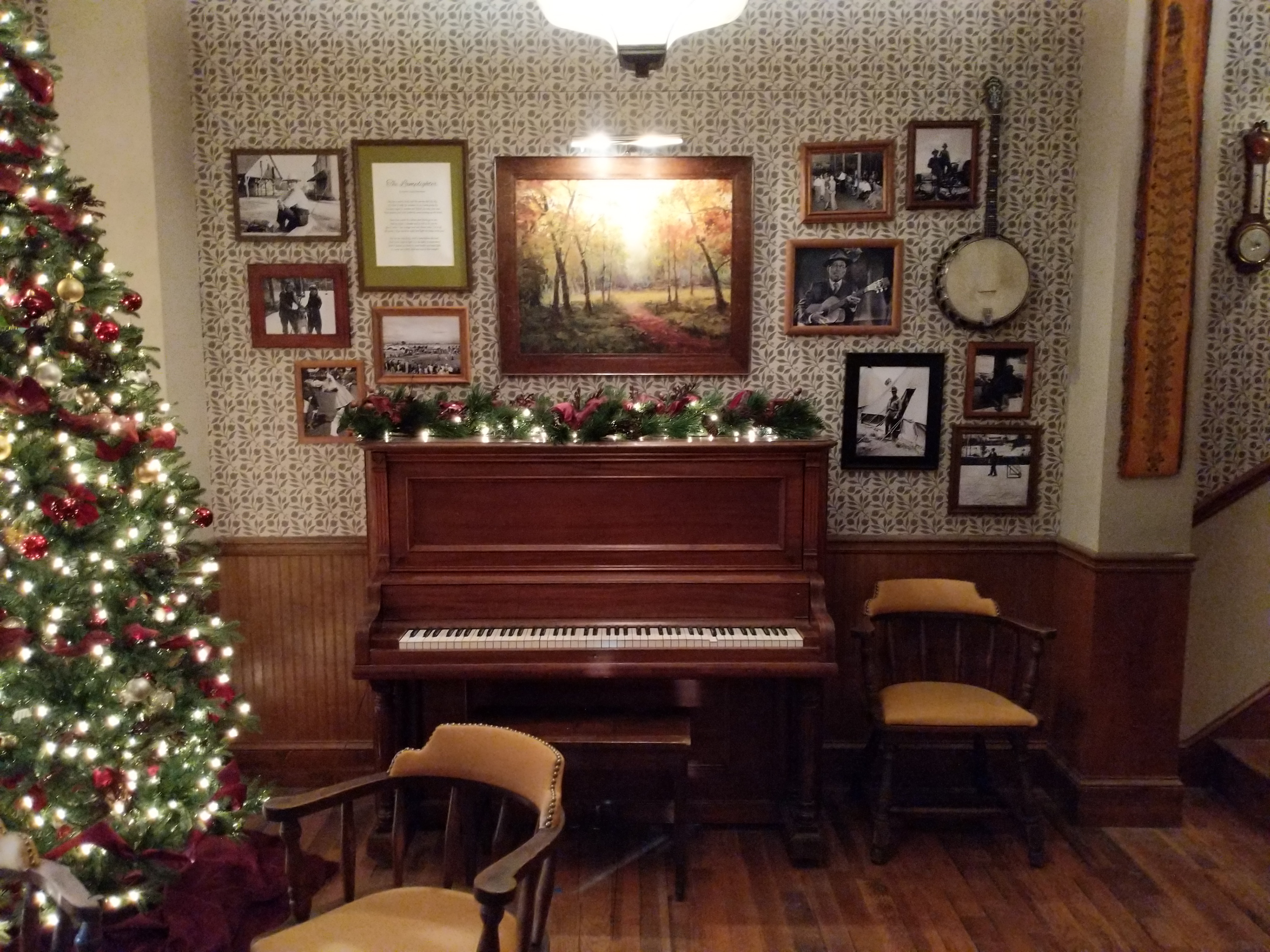THE LAMPLIGHTER INN SET INTERIOR