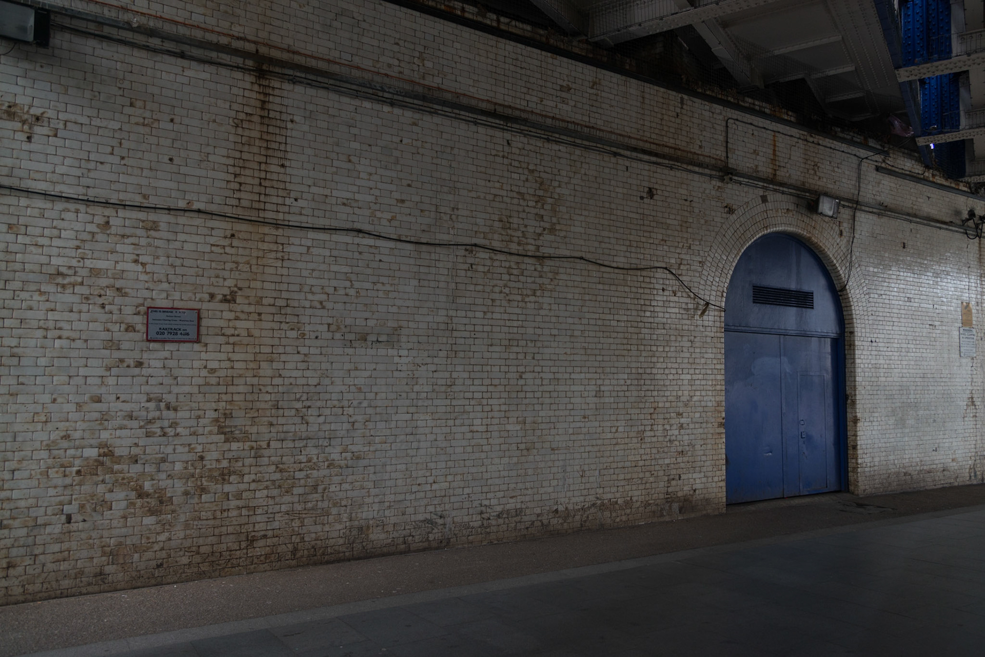 We needed to be in town today to drop a camera of to the camera hospital (Leica Store) for minor surgery.While walking up to mayfair I saw this delightfuly textured wall under a railway bridge.