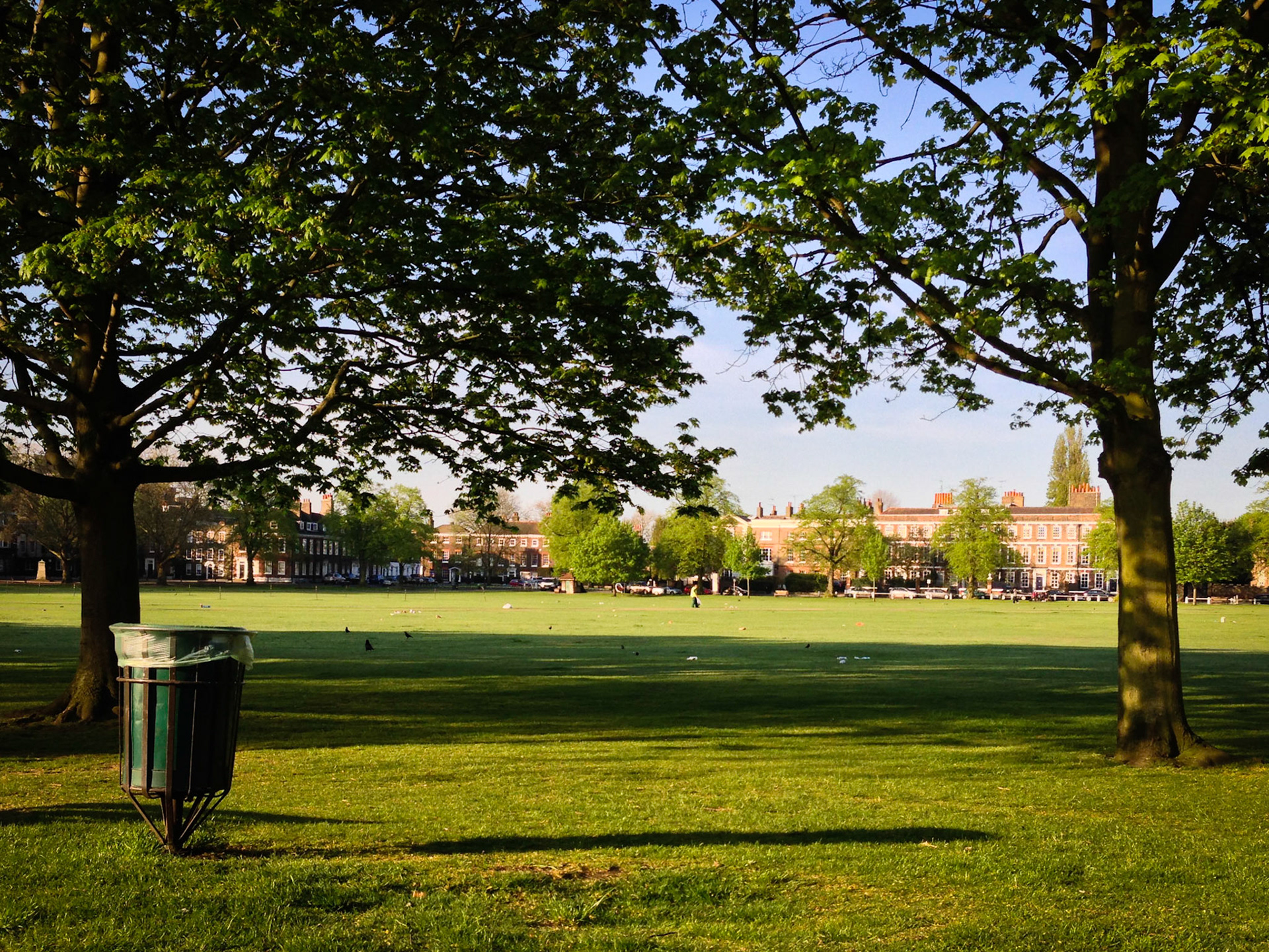 Catching up, because I am lazy!I took this image from the car, on the morning after the first really nice Sunday of the year.The previous evening this beautiful green looked more like Brighton Beach than Richmond Green.This morning it looked more like a rubbish dump (although at this angle you can barely see the devistation)Is it really that difficult to pack up your own rubbish Richmond?
