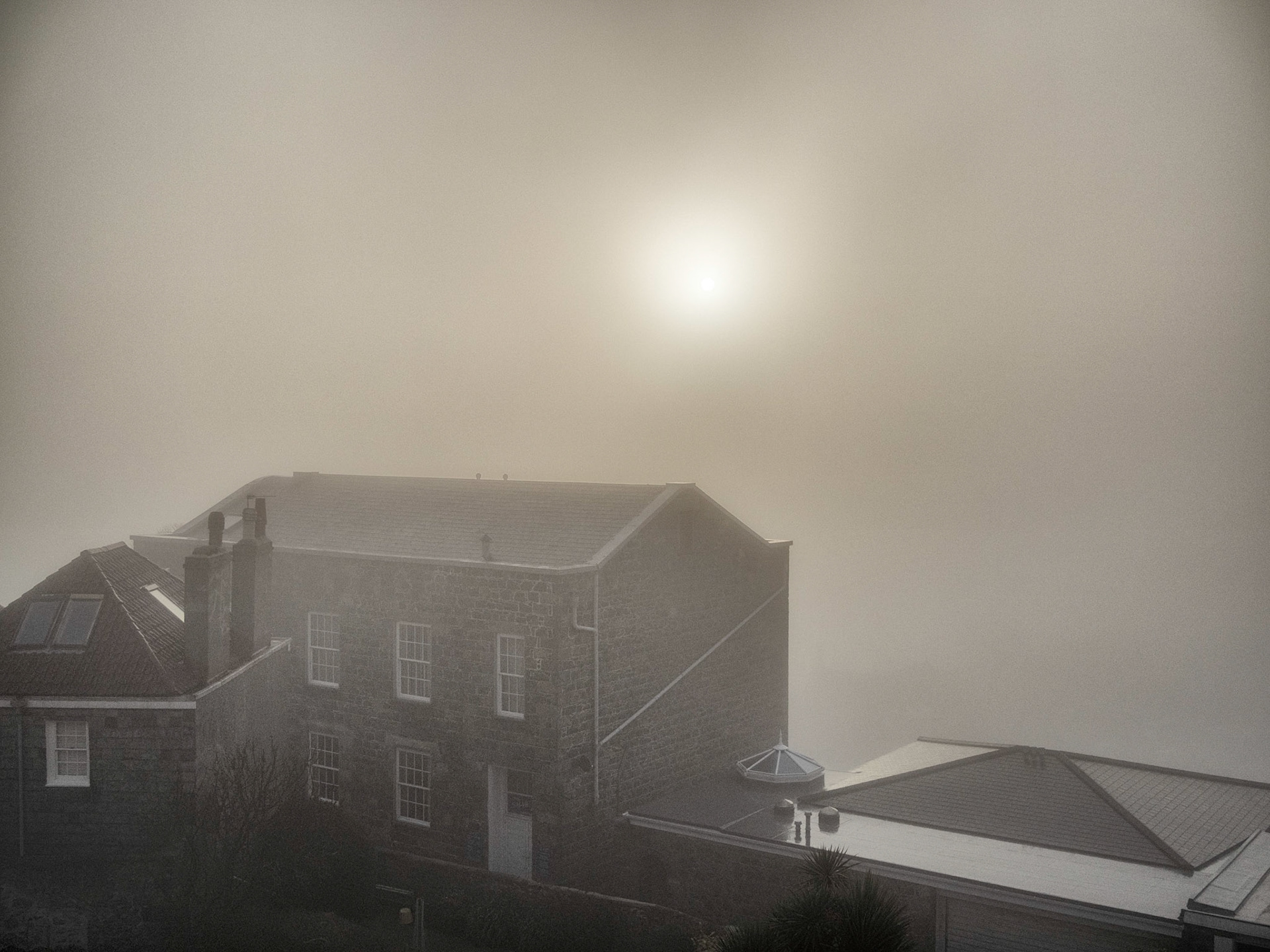 As can be plainly seen, I have temprarily moved to a new apartment.It is up 1 flight, and hence has a better view and perspective on the various Channel Islands.