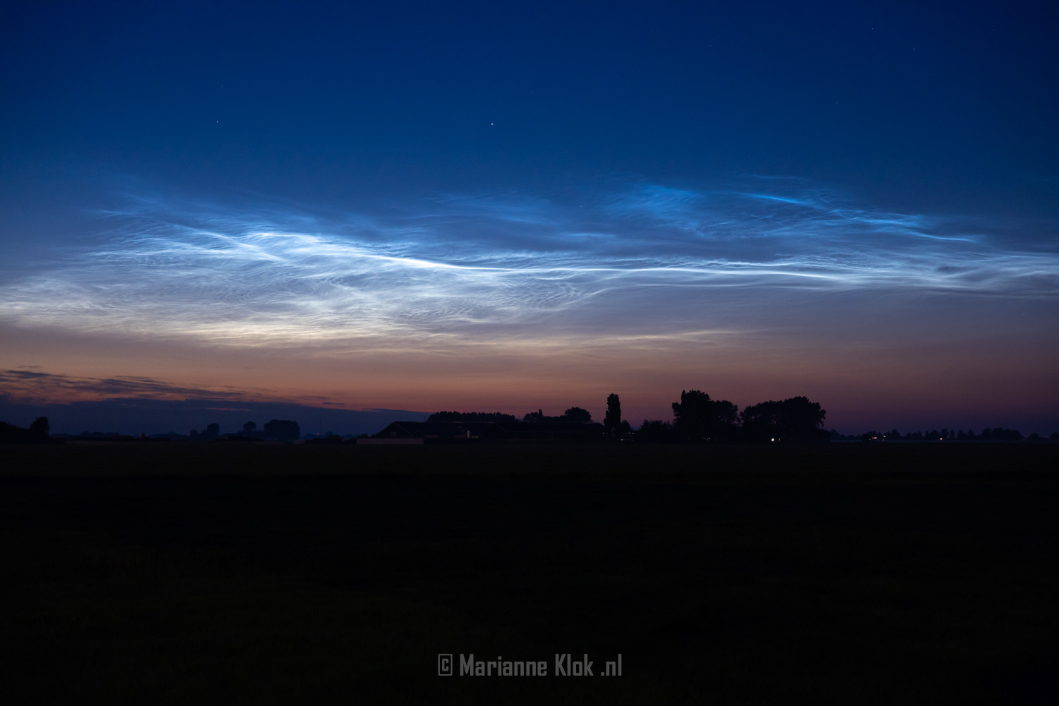 Lichtende nachtwolken