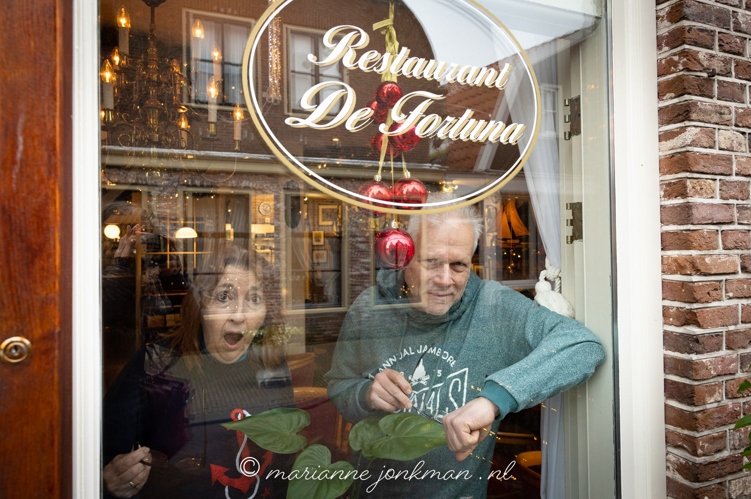 Karen en Klaas, verbaasd en boos dat ze wéér zich moeten