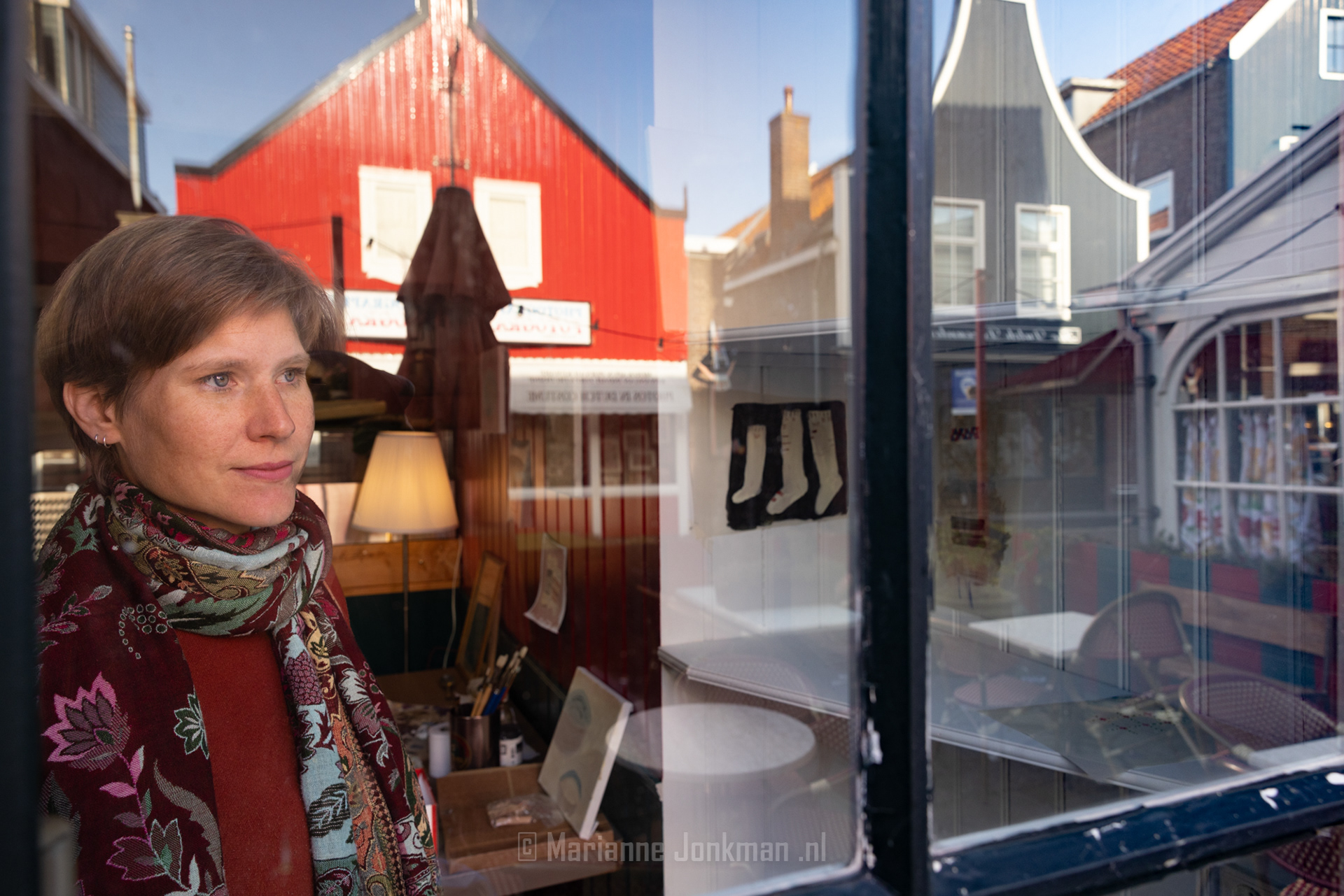Artist in residense Sanne Rous tijdens de Kunstmaand