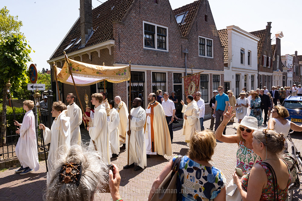 Processie door Edam