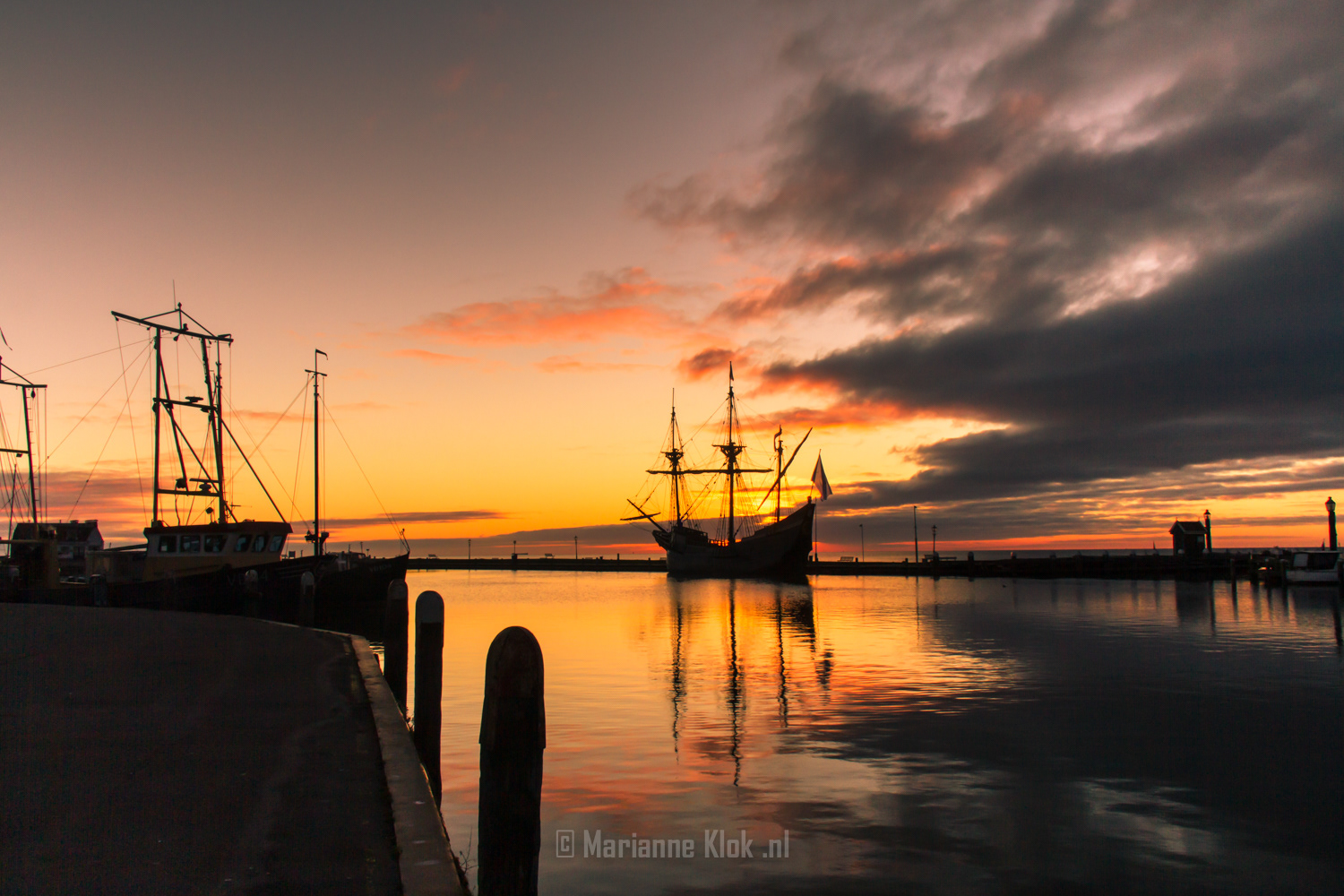 Zonsopkomst in de haven