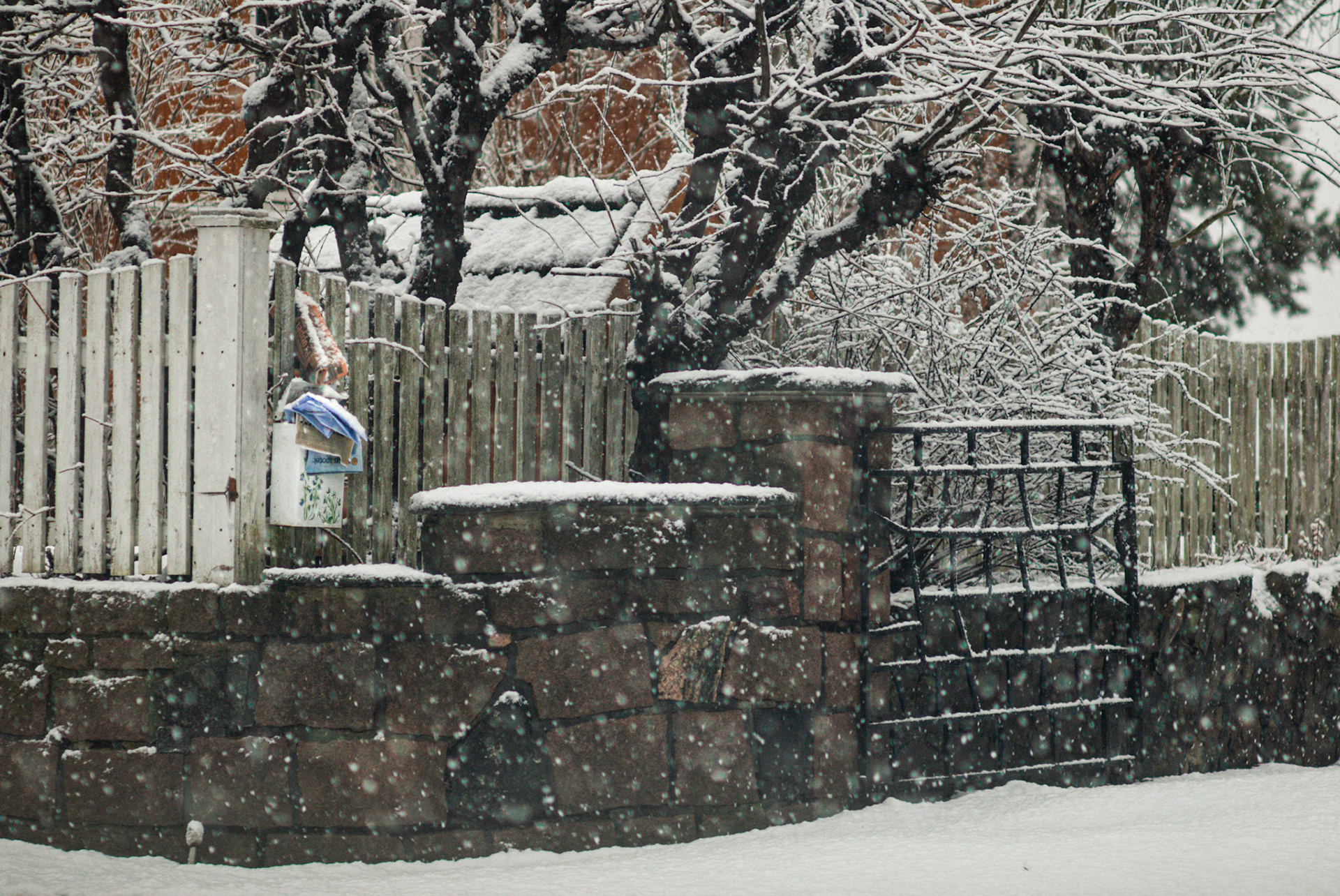 Editorial/ People, you've got mail, historical, nostalgia, winter