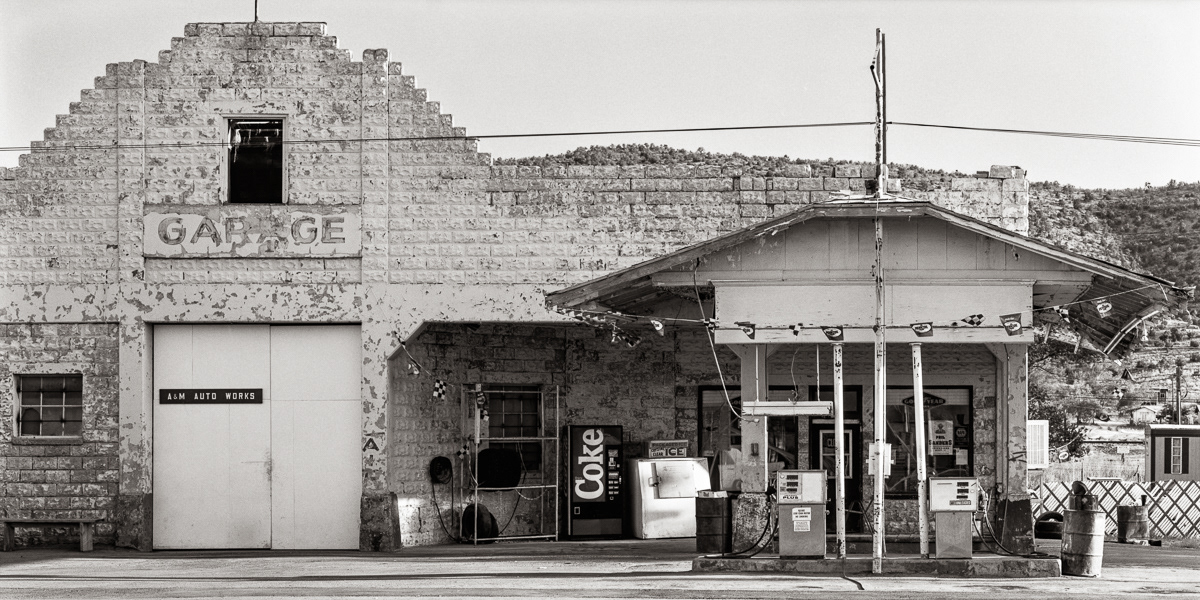 GARAGE ・ Peach Springs, Arizona-1992 - ID #117