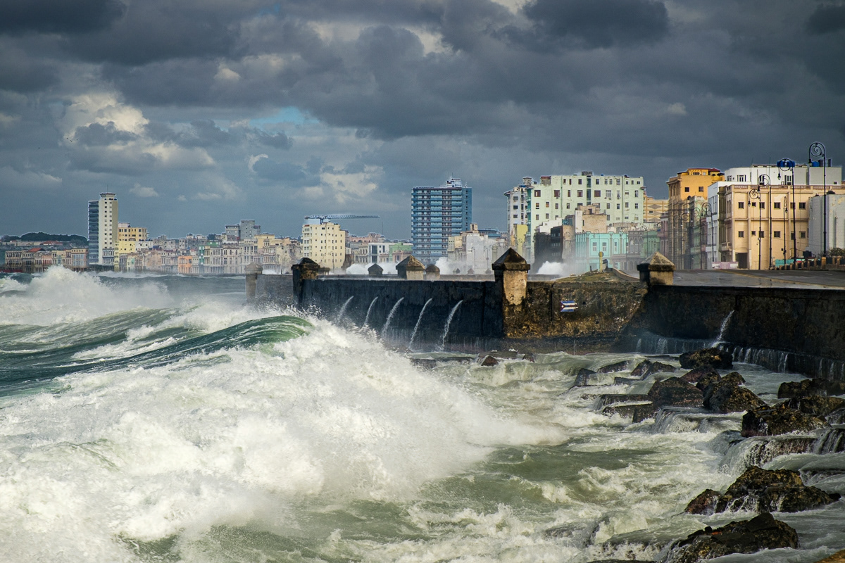 STORMY WEATHER ・ The Malecón, Havana Centro, Cuba-2016 - ID #015