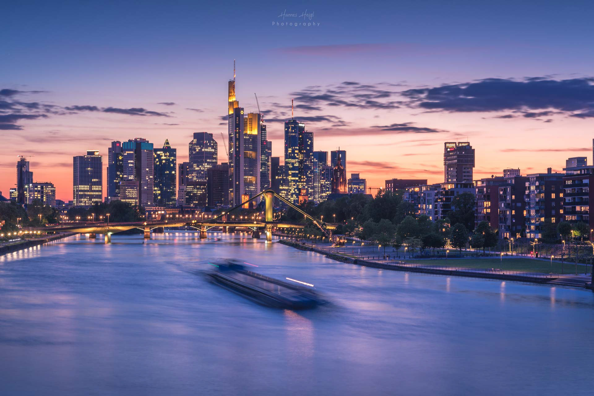 Frankfurt Skyline mit Boot