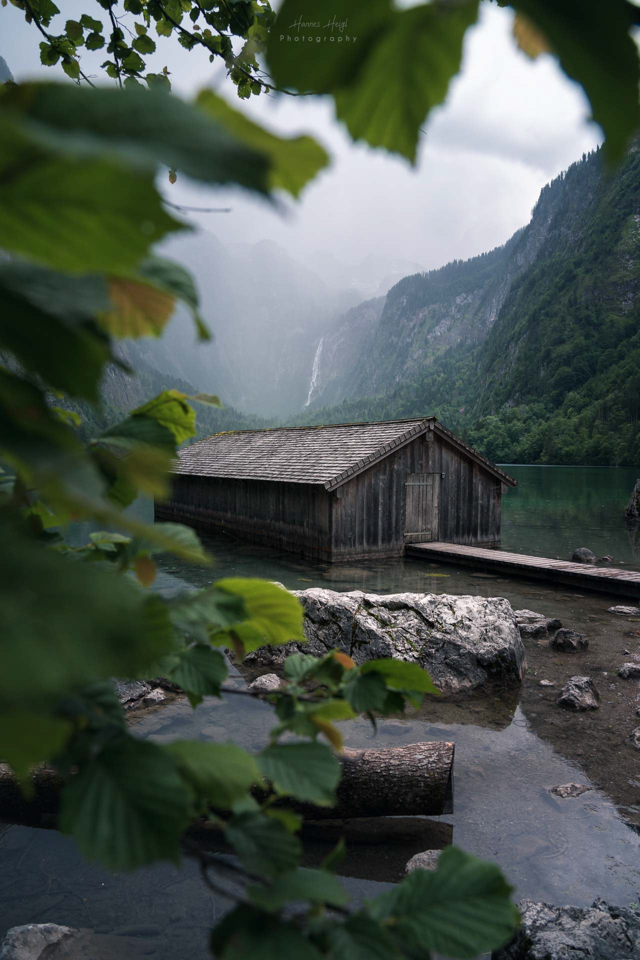 Bootshaus mit Wasserfall