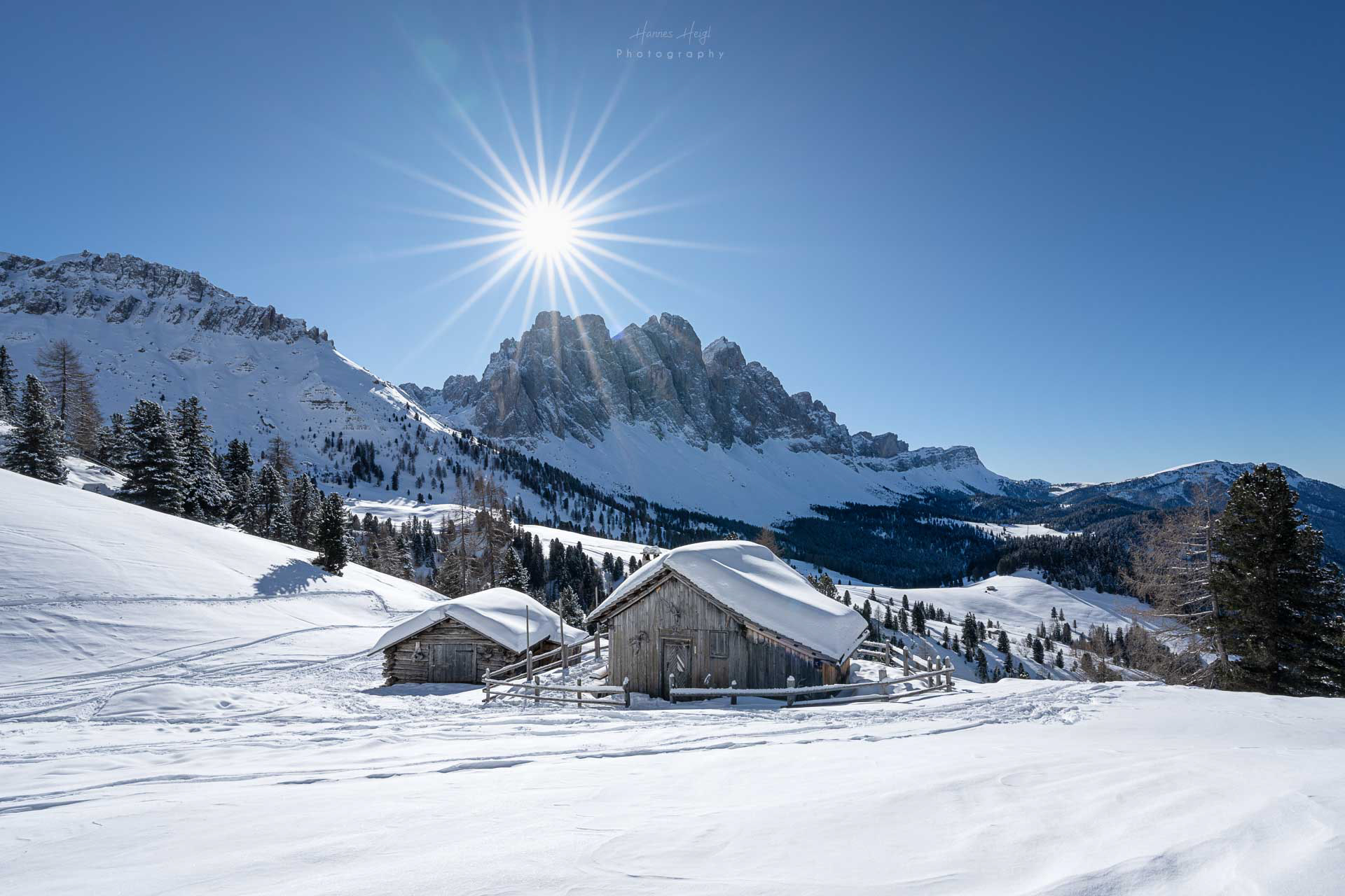 Sonne in den winterlichen Alpen