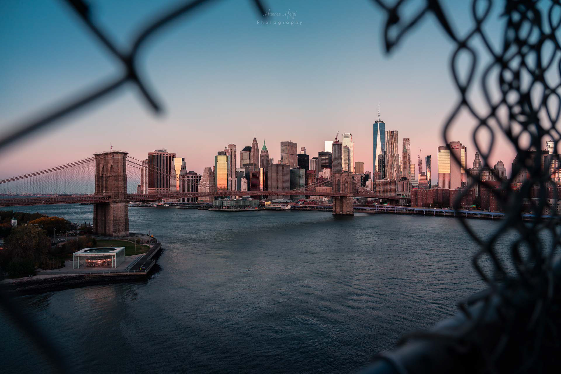 New York Skyline durch Zaun