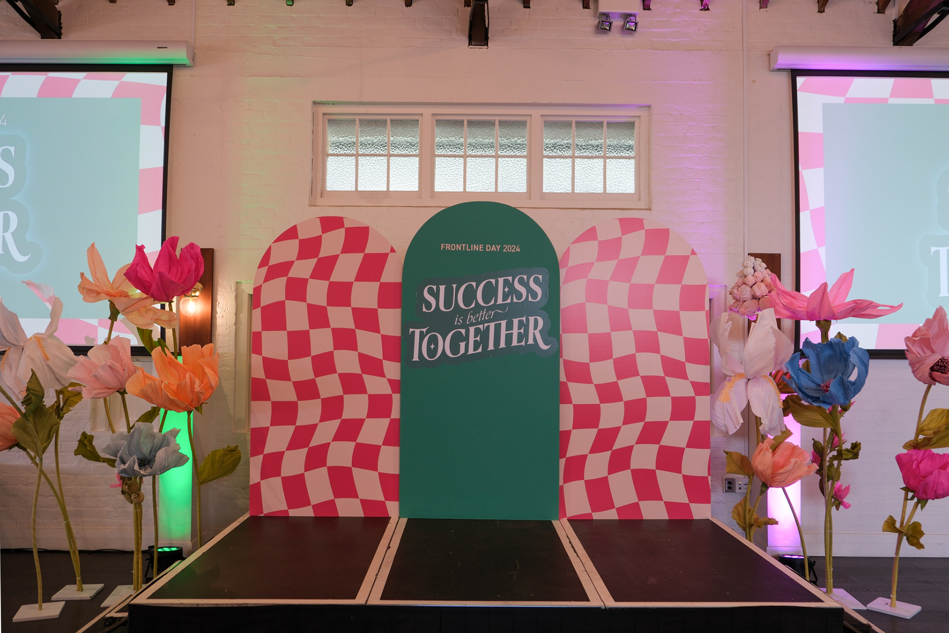 Stage design with Slideshow on the side