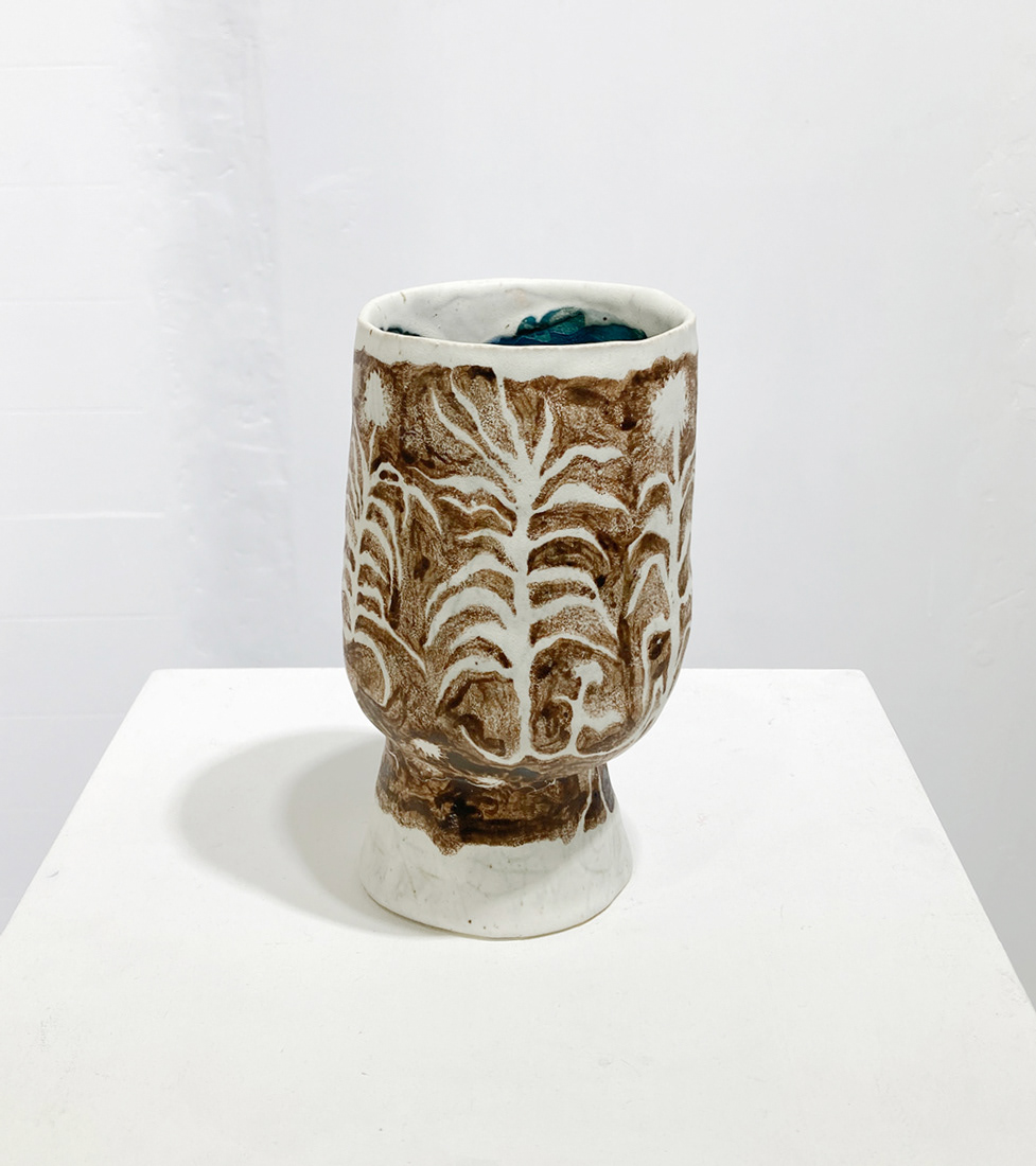 19. 谷本真理 『 草々 』 / 陶 / 230x100x100mm / 2022 / ¥40,000