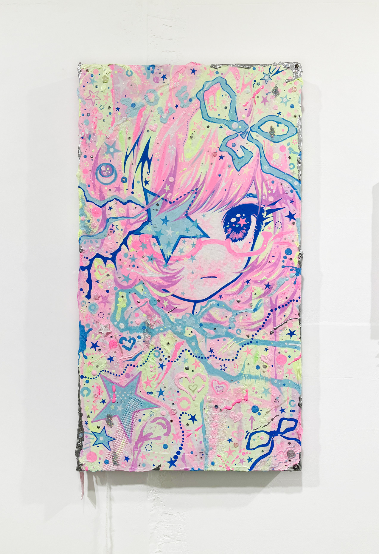 5. yuuutu 『星がみえなくなるなんて』 / キャンバス、アクリル絵の具、 ラメ、デコパーツ等 / 74.5×47cm / 2026 / ¥110,000