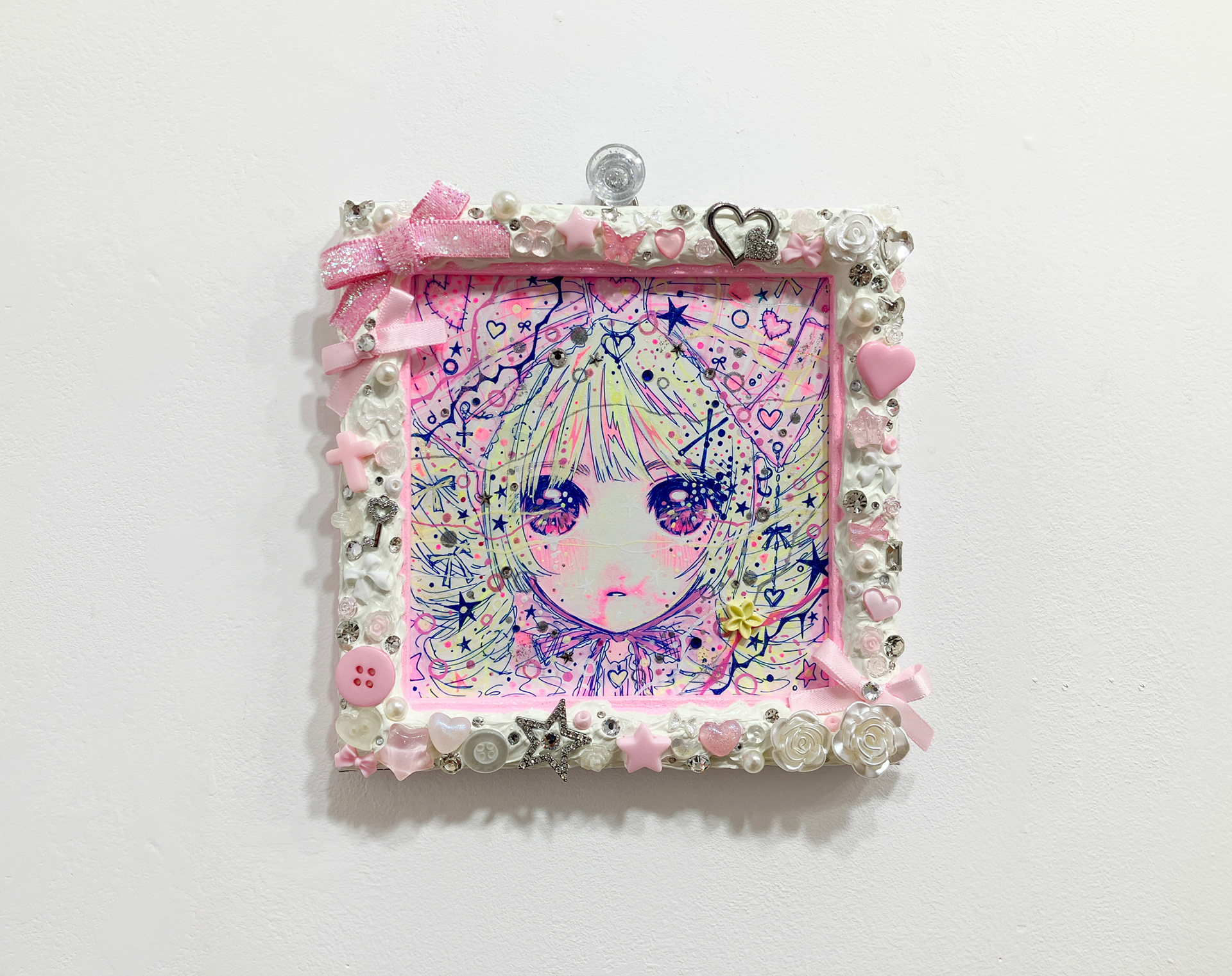 29. yuuutu 『なかみの話し(甘め)』 / 木製額縁、アクリル絵の具、デコパーツ、色鉛筆、水性インク、顔料インク、アルコールマーカー / 14.5×14.5cm / 2026 / SOLD OUT