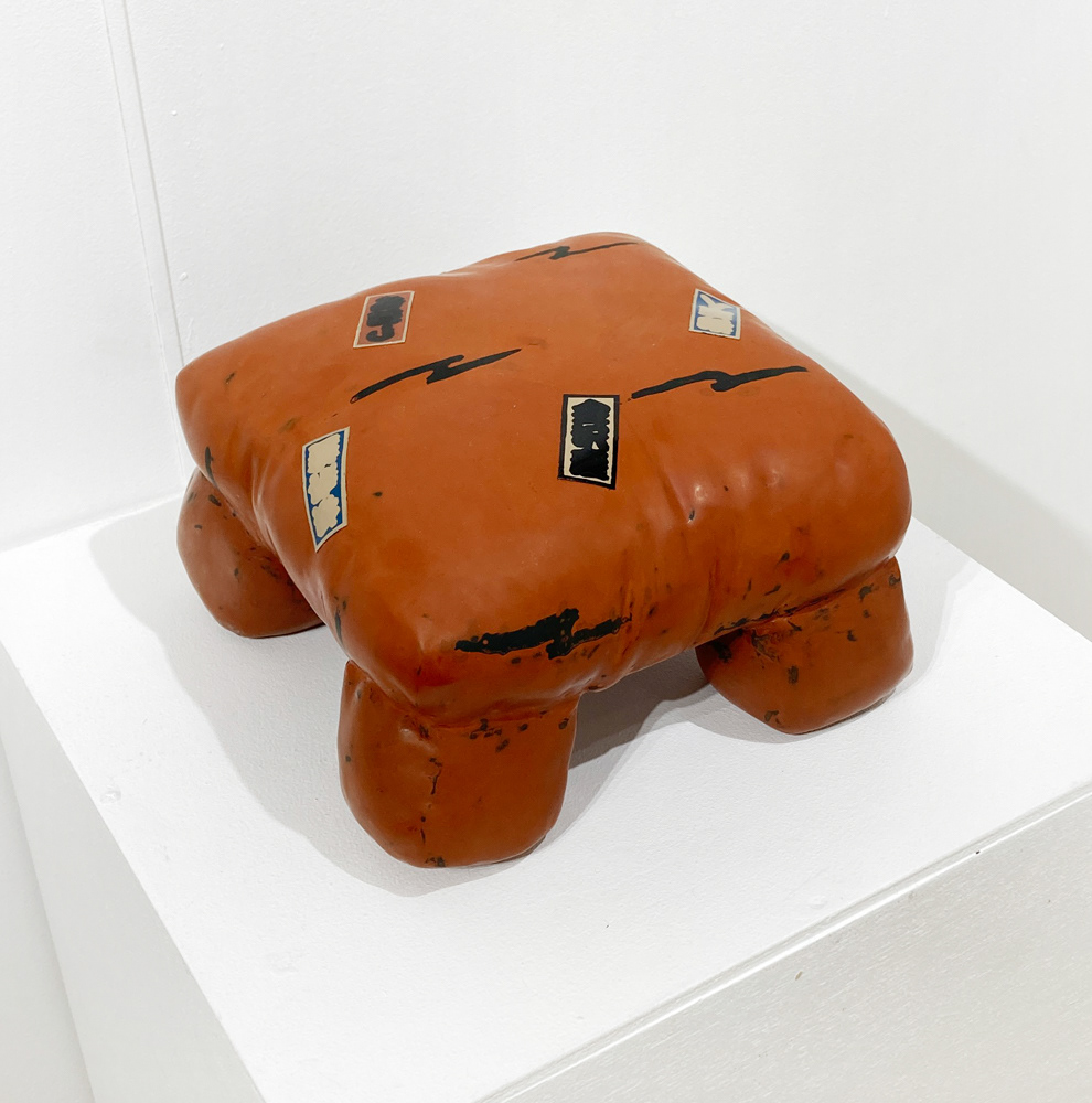21. 遠藤茜 『 足りない(?)VIII 』 / 漆、麻布、ポリエステル綿 他 / 175x120x175mm / 2022 / ¥84,700