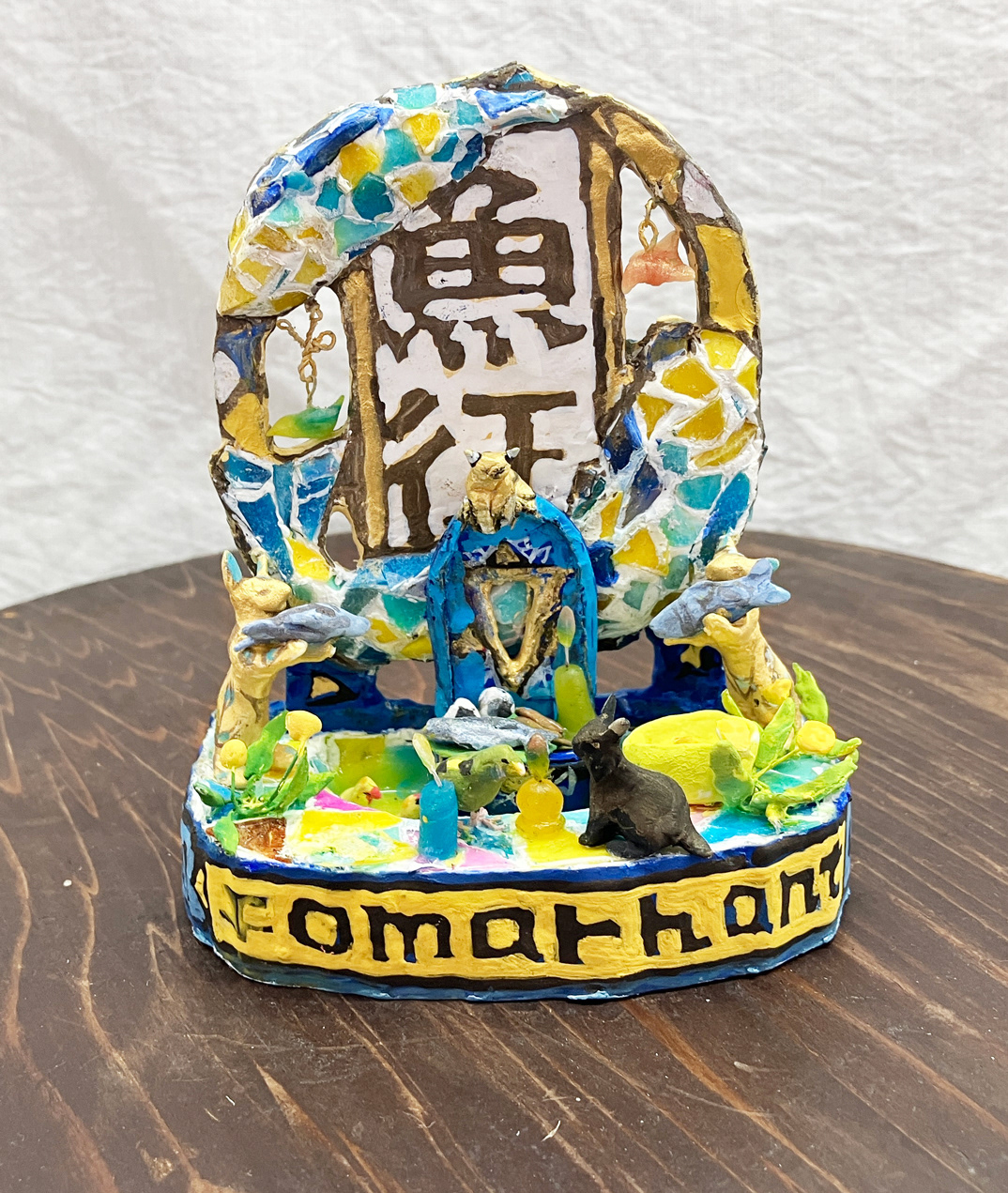 1. 大坪奈古 『魚征看板』 / 段ボール、紙粘土、透明粘土、針金、水彩絵具 / 10×10×15cm / 2024 / ¥36,000