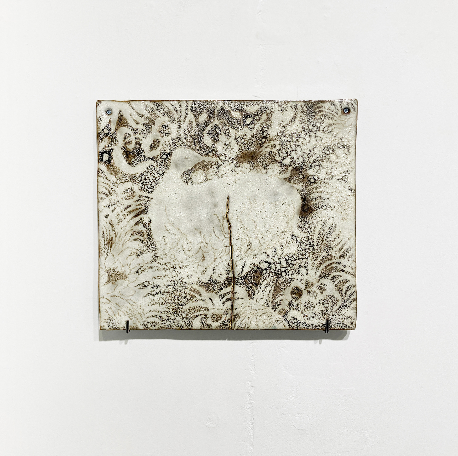01. 谷本真理 『 暖かなふとんの気持ち 』 / 陶 / 200x225x10mm / 2023 / ¥58,000