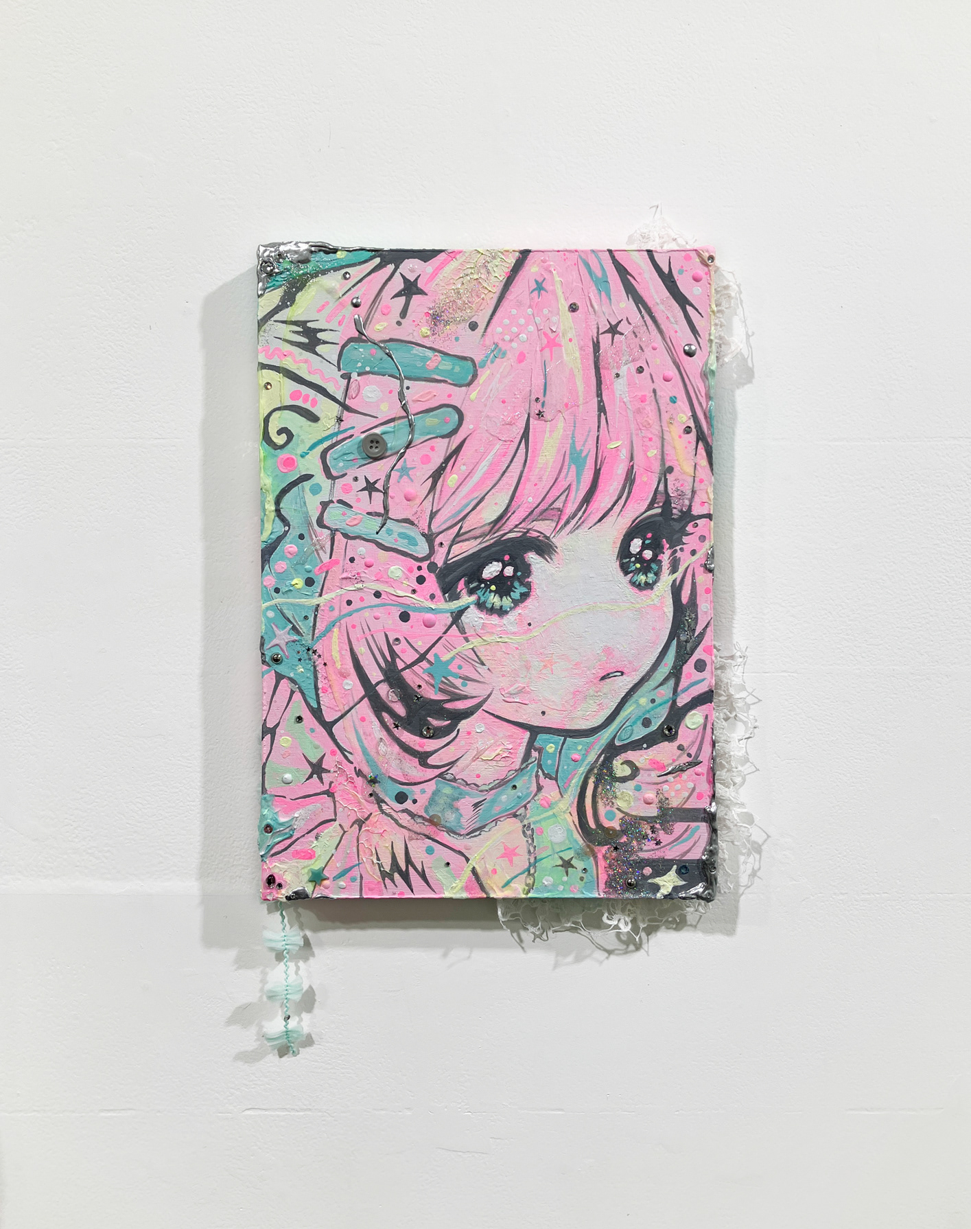 6. yuuutu 『ういた場所をおさえて』 / 木製パネル、アクリル絵の具、 ラメ、デコパーツ等 / 2026 / ¥44,000