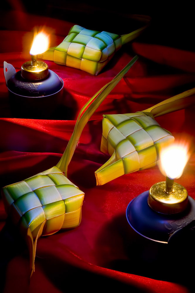 Hari Raya Aidilfitri decoration featuring the famous ketupat and panjut lamp.