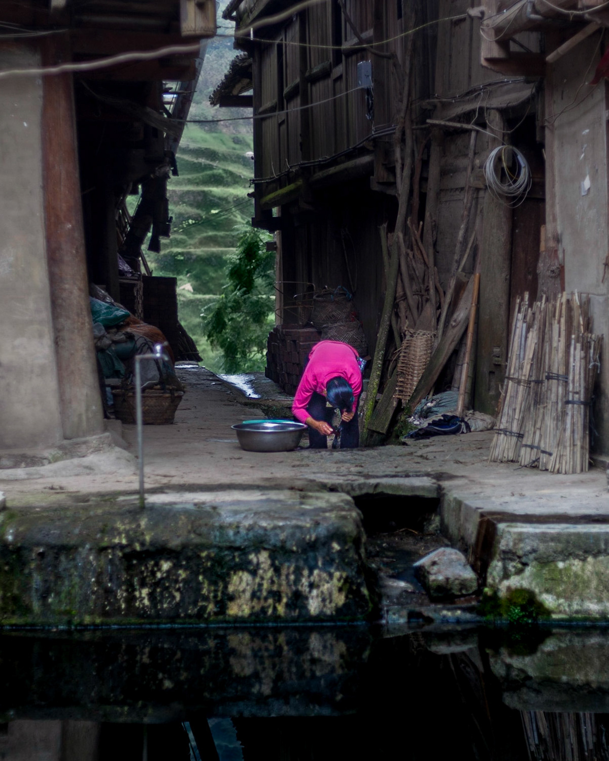 Dong woman washing her hair