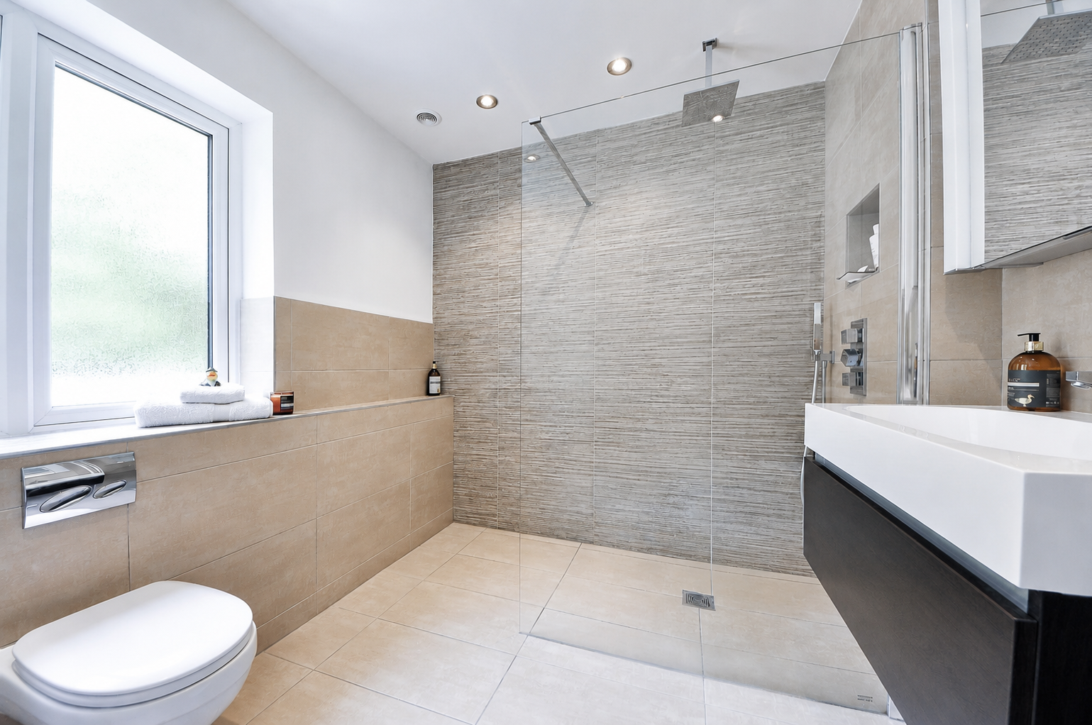Photo de salle de bain après atténuation des reflets et correction des couleurs pour un rendu plus net