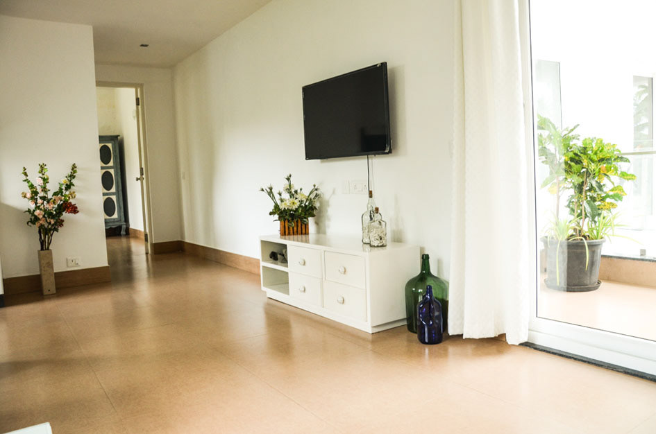 Photo de salon avant correction des perspectives, avec lignes verticales inclinées et cadrage moins équilibré