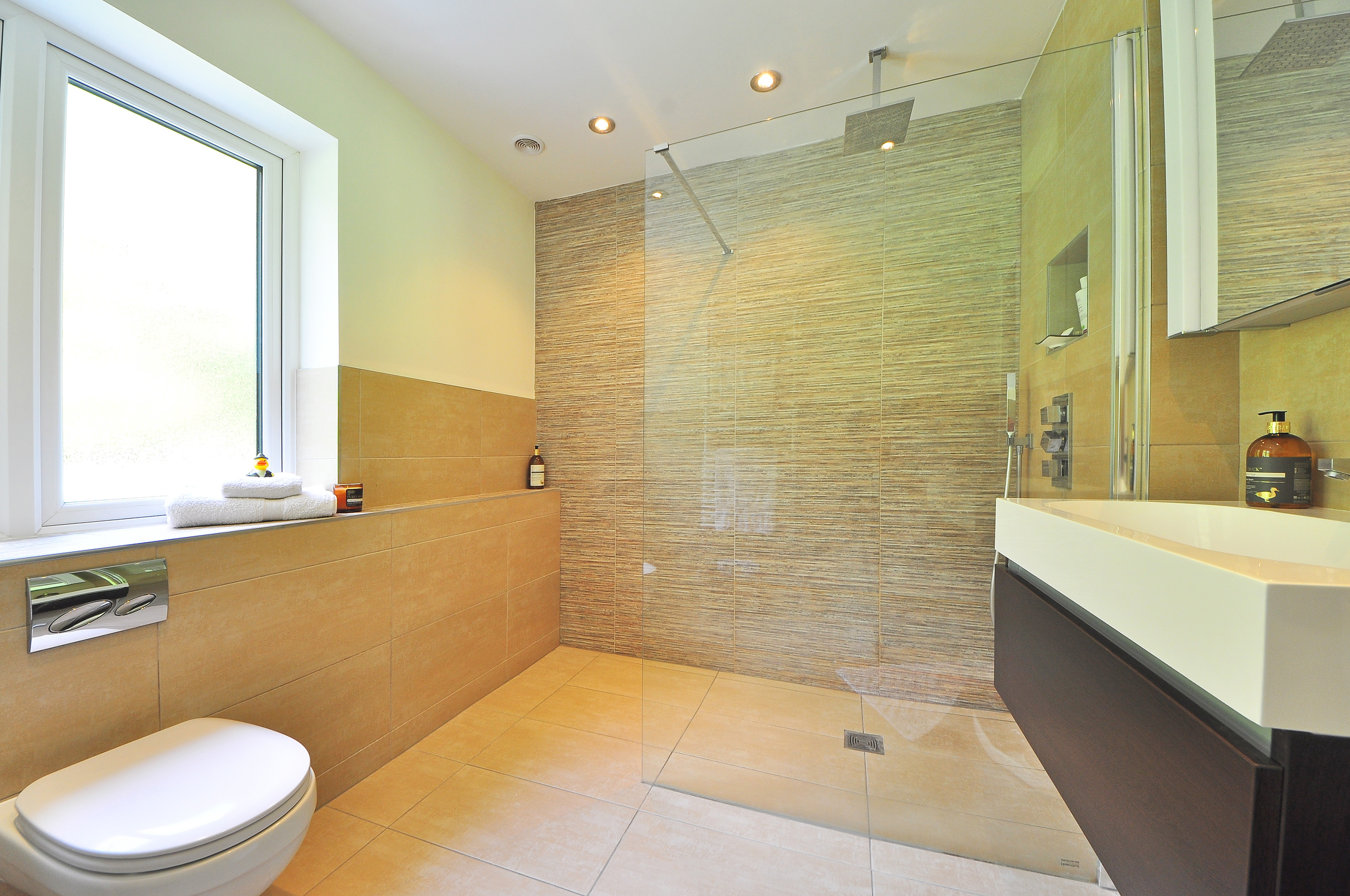 Photo de salle de bain avant retouche avec reflets gênants et dominante de couleur dans la pièce