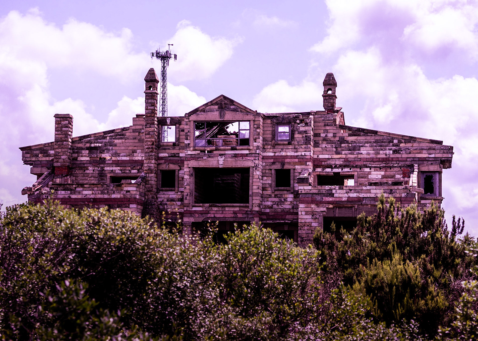 between Kurna fishing hamlet and the Kurna quarry: abandoned modern villa