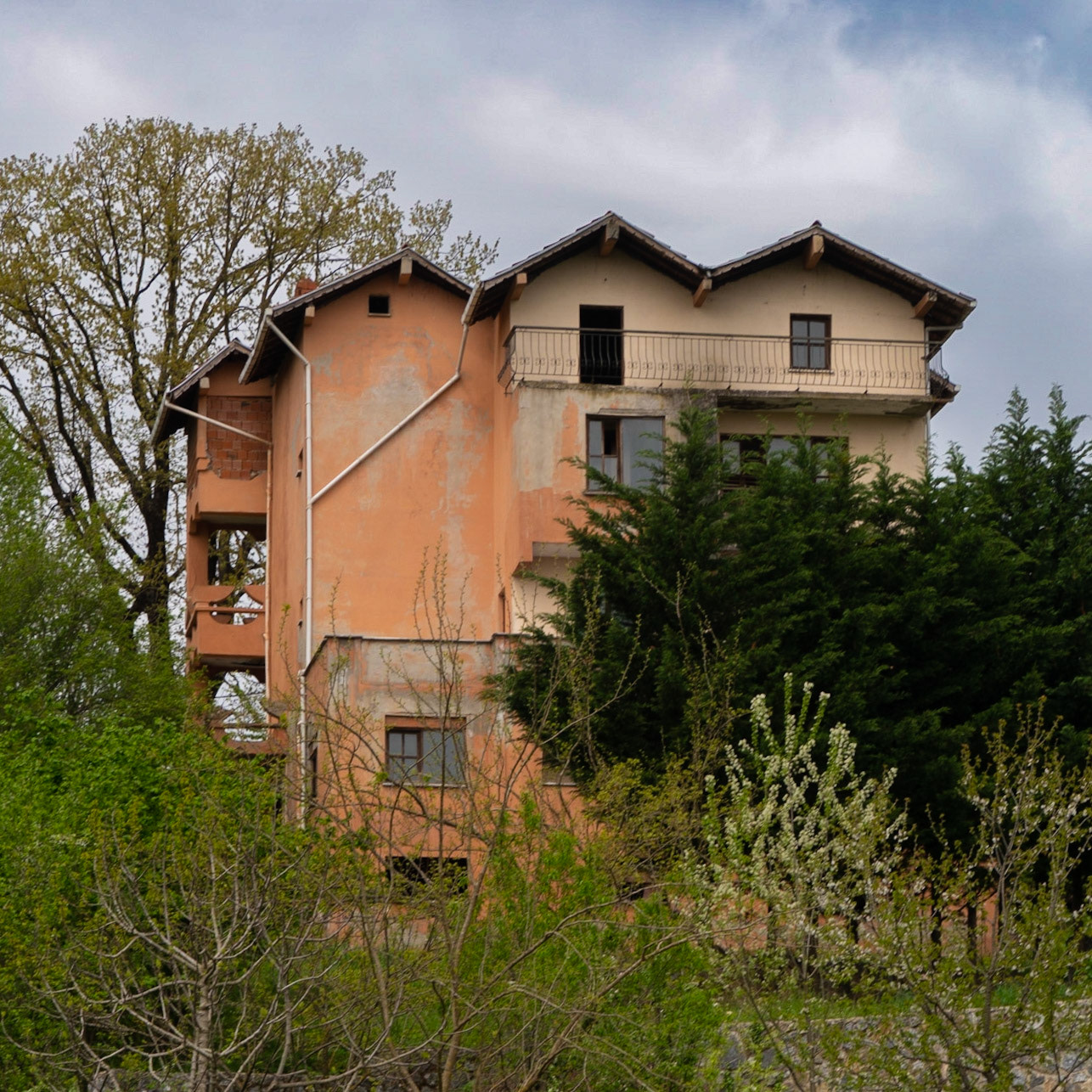 Reşadiye: empty modern house