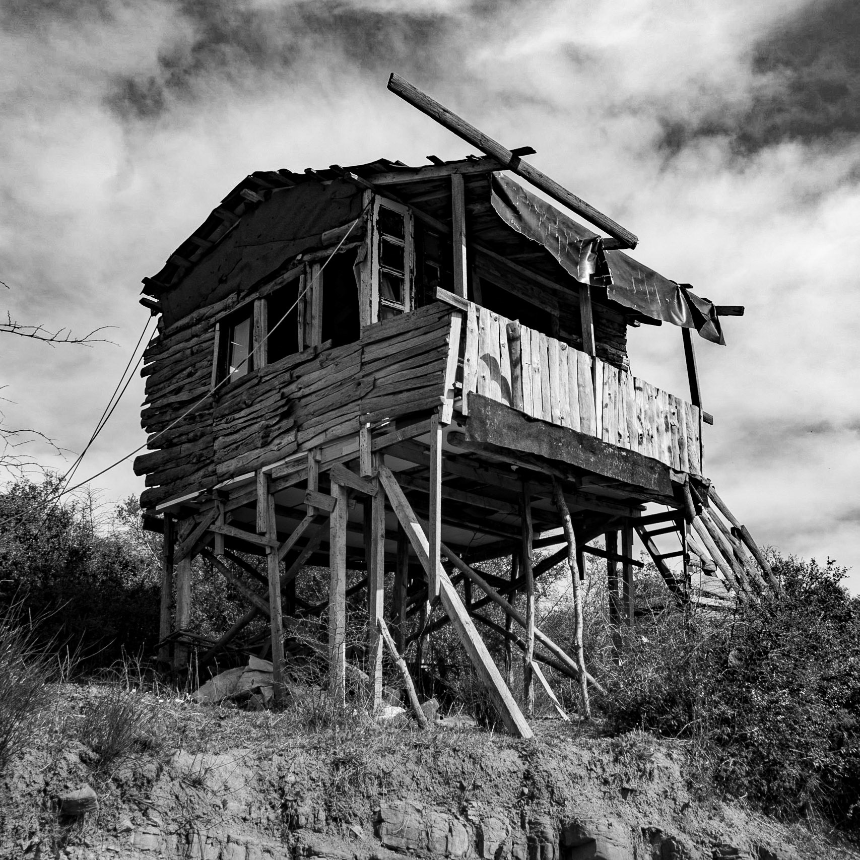 between İshaklıköy and Sarıpınar: wooden hut on precarious stilts