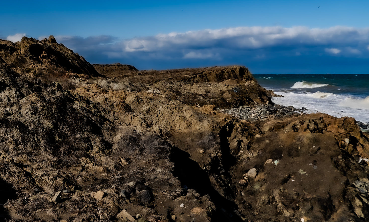 Black Sea coast east of Yeniköy: earth cliffs and sea