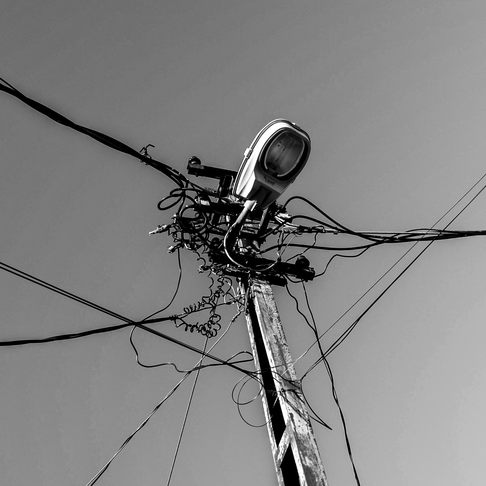 Nişantepe: street light and wires