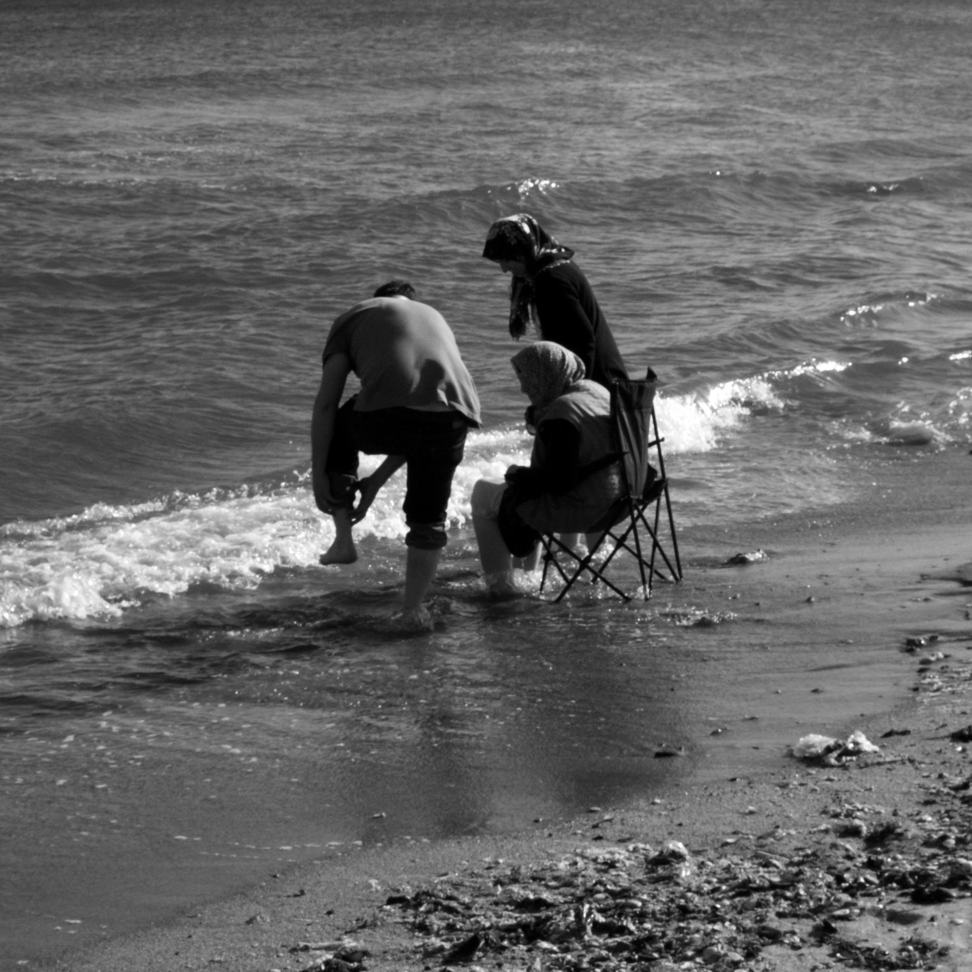 Menekşe Plajı: feet-bathing
