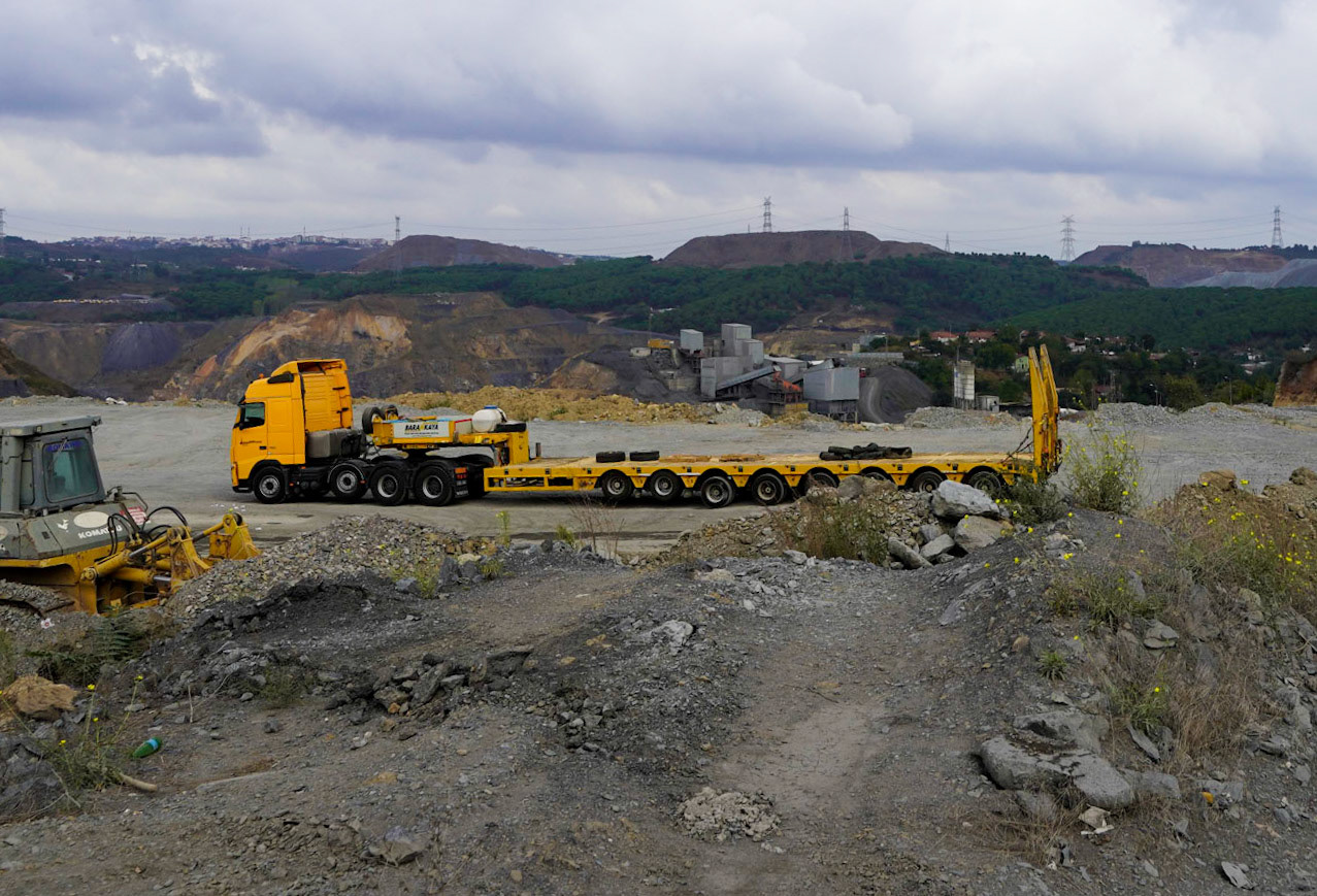 between Sultangazi and Cebeci: long yellow truck