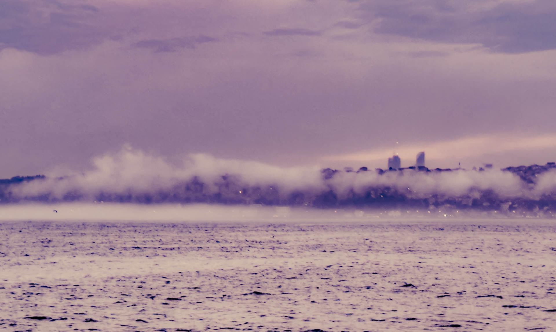 on the ferry between Anadolu Kavaǧı and Yeniköy: evening mist