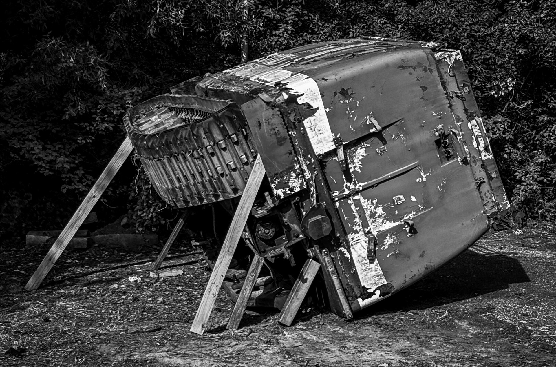 Beykoz Spor Ormanı: wrecked vehicle in the scouts' camp