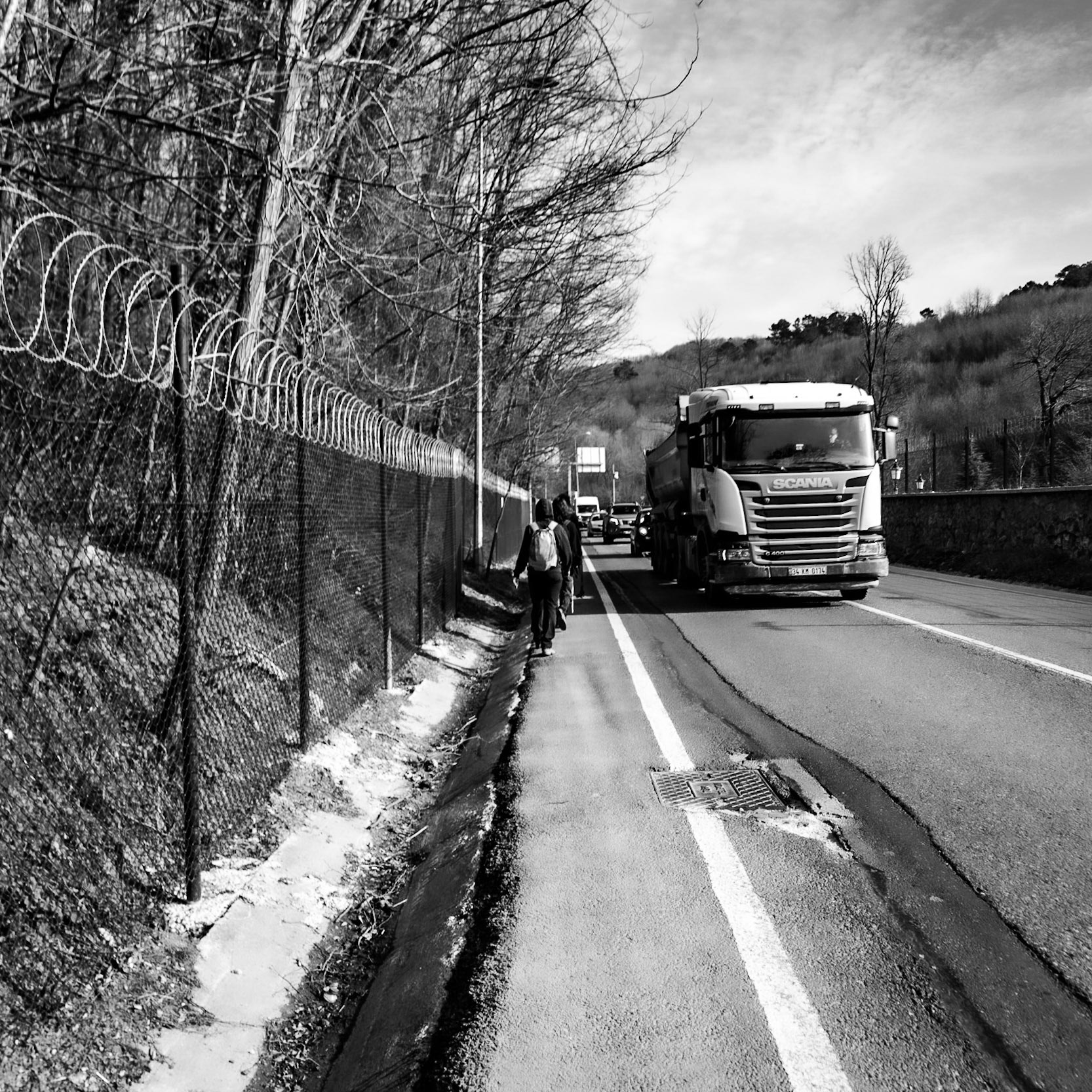 Kaymakdonduran woods: walking between the southern fence and the busy road