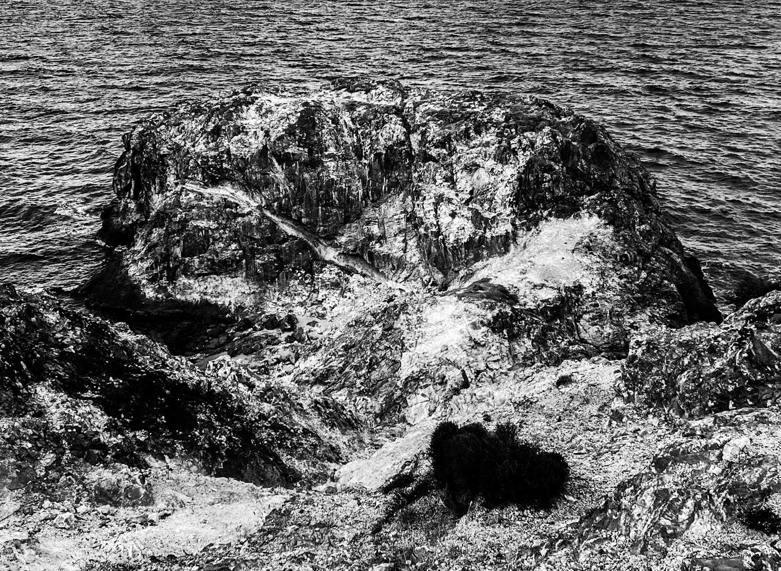 between Kurna fishing hamlet and the Kurna quarry: large rock on the edge of the sea