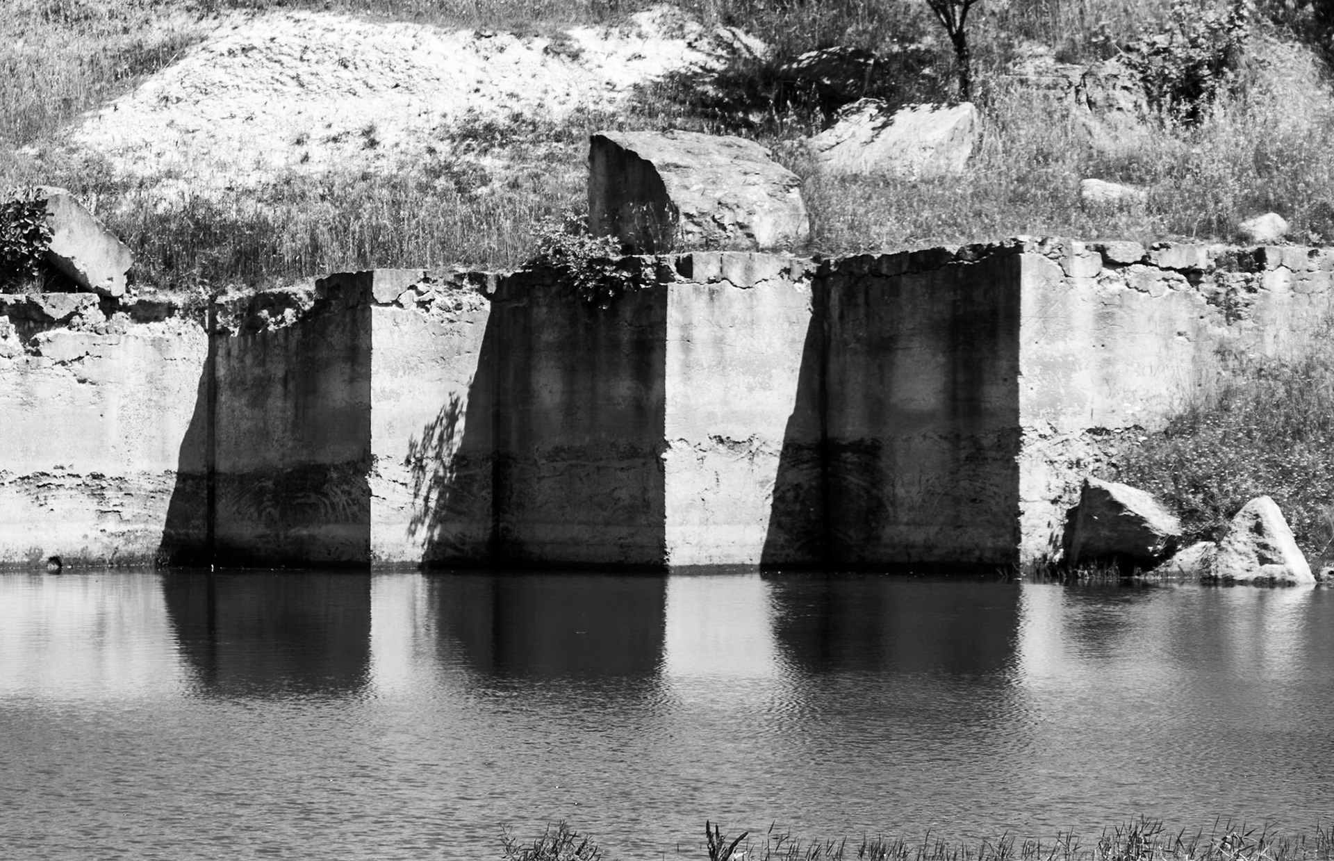 Filiboz Ottoman küfeki limestone quarry: jagged wall