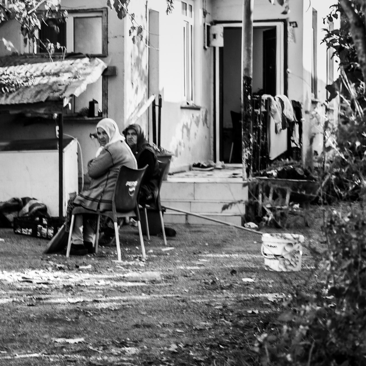 Göçbeyli: 2 women unhappy about being photographed in their yard