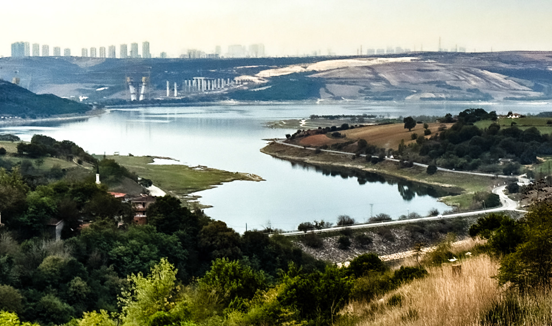 between new and old Şamlar: view west