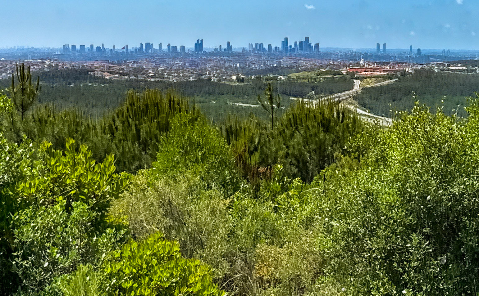 Kapaklı crest: view of the Değirmendere valley and the city just behind