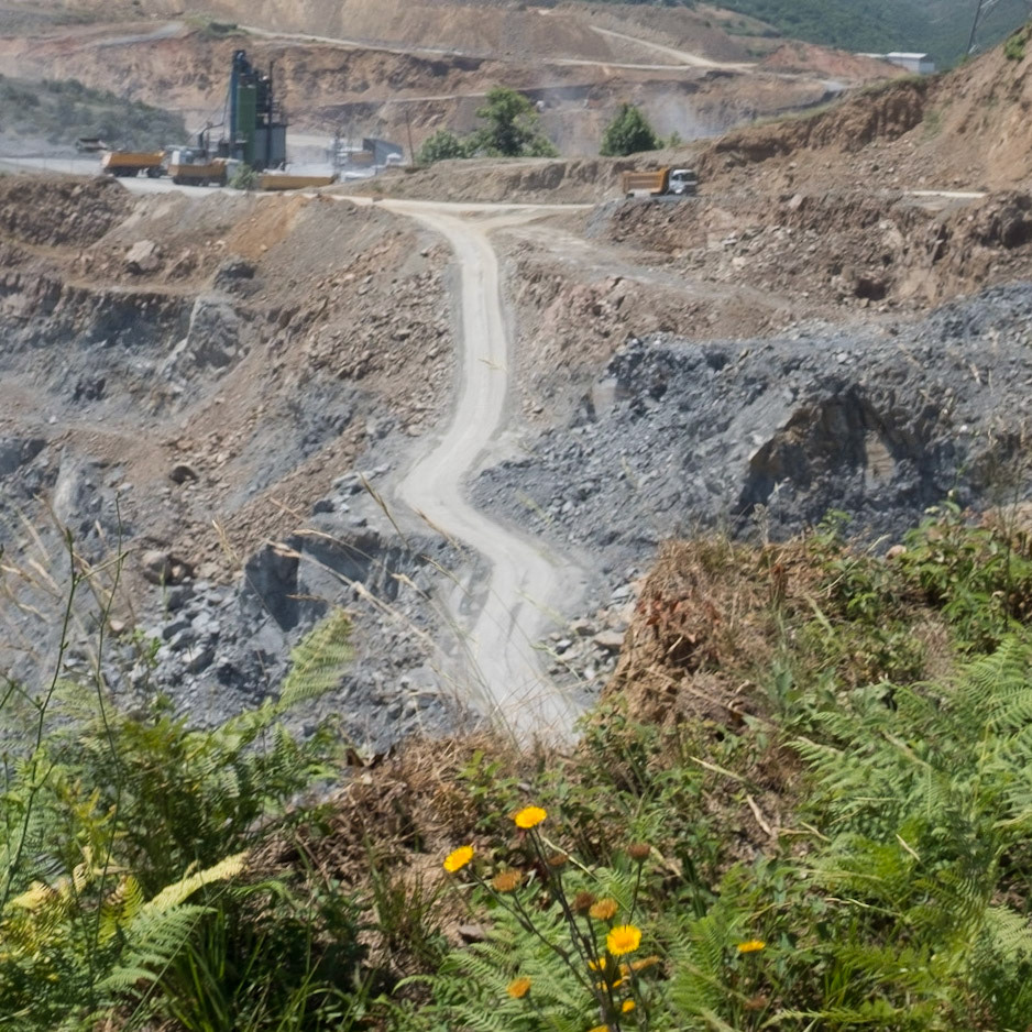 Alibey mines: looking into one of the pits