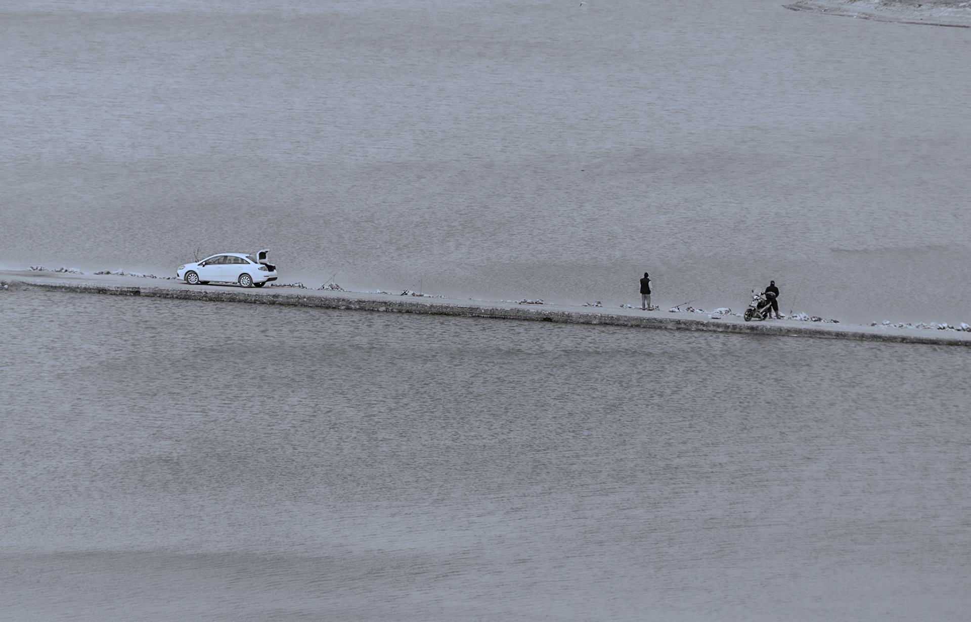 Sazlıdere modern dam: fishing in the middle of the reservoir
