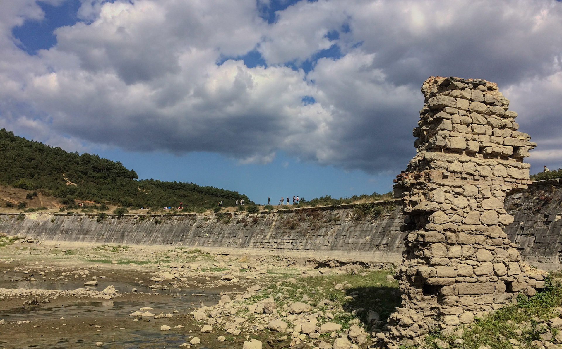 Şamlar gorge reservoir (in the dry season): the ruined mill just under the Ottoman dam