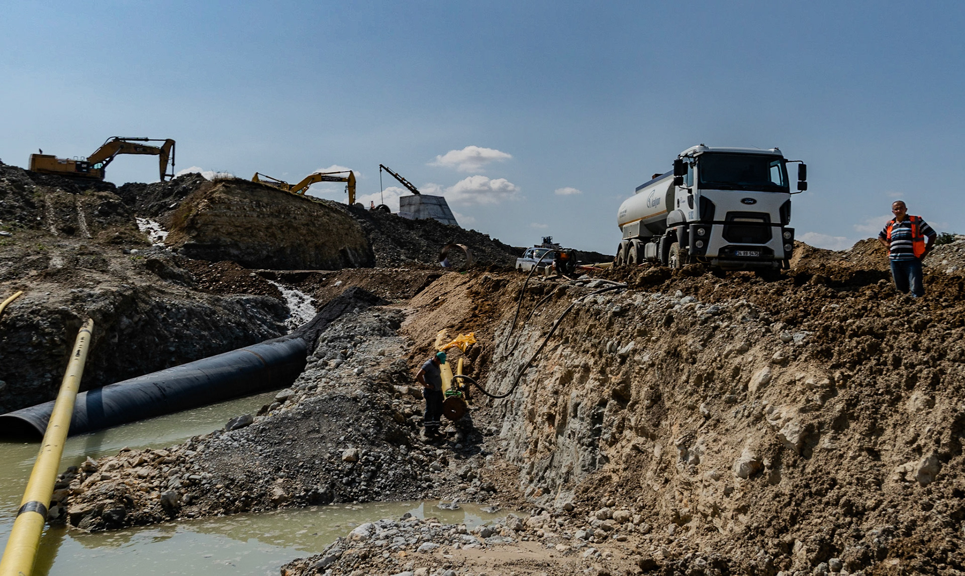 heading south from Baklalı: part of the Northern Istanbul Motorway under construction (looking south)